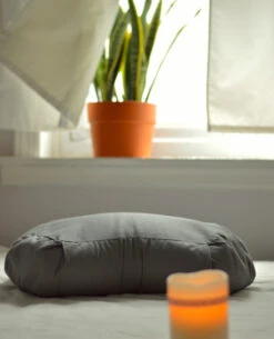 Meditationspude - ½måne Med Plissering -MANDALA Butik medikoks